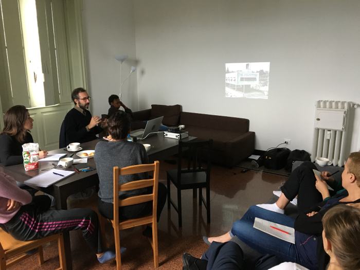 Présentation aux étudiantes de la ville de Gênes par l'architecte Antonio Lavarello © Jérôme Leuba / EDHEA