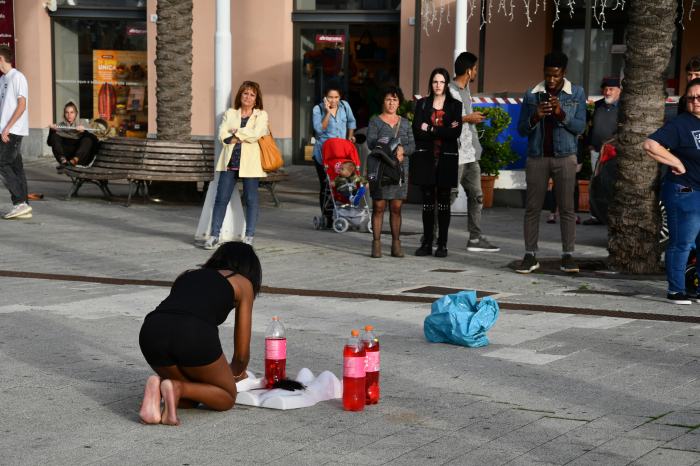 Performance de Miriro Mwandiambira dans le port de Gênes © Jérôme Leuba / EDHEA