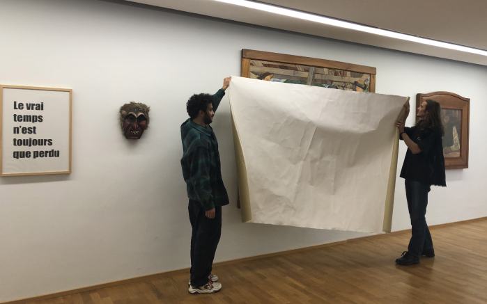 Deux complices intervenant devant une oeuvre de Raphy Dallèves, Lavoirs d’Hérémence, 1903